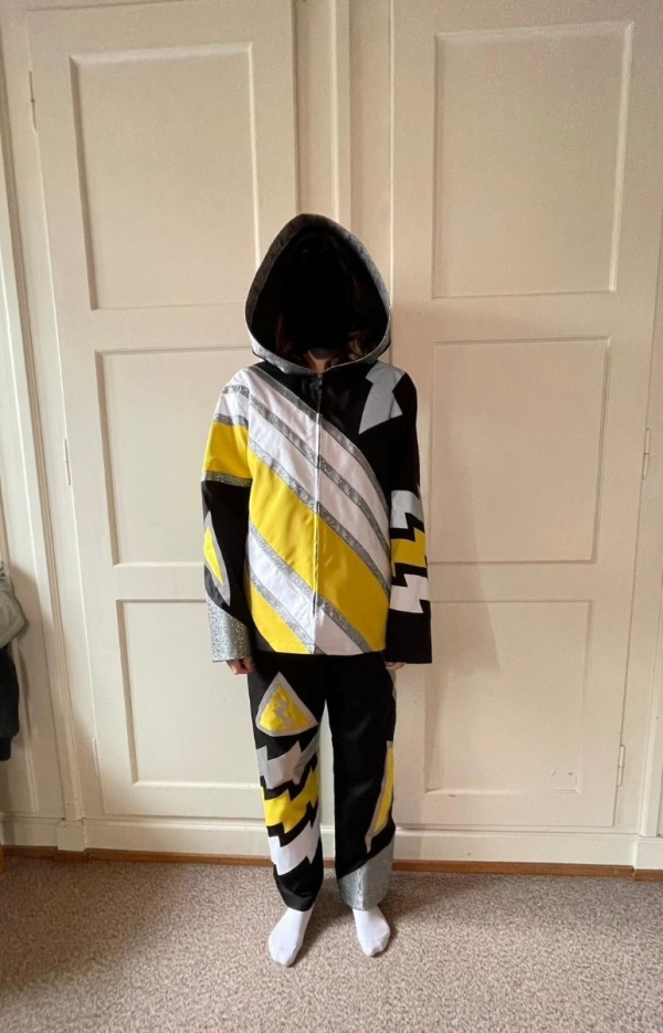 vorne Kostüm unter Strom