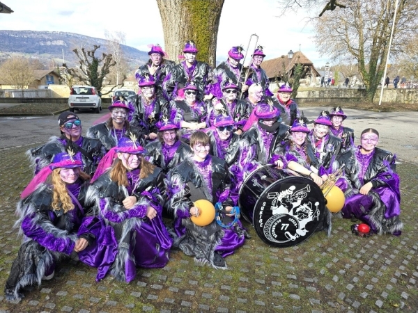 Screenshot_20260314_004653_WhatsApp Violett-Schwarzes Kostüm