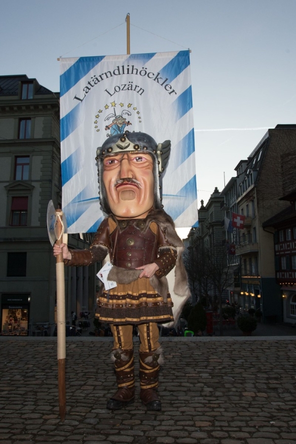 LHL 1 Diverse Tambikleider aus Luzern zu verkaufen